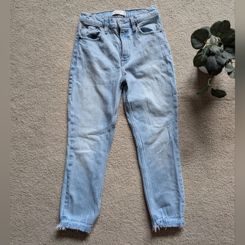 Abercrombie & Fitch Raw Hem High Rise Mom Jeans 25/0S